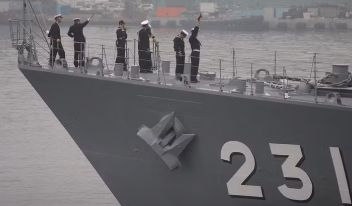 Hình ảnh các chiến hạm Nhật Bản tại quân cảng Vladivostok vào ngày Chủ Nhật (23/9).