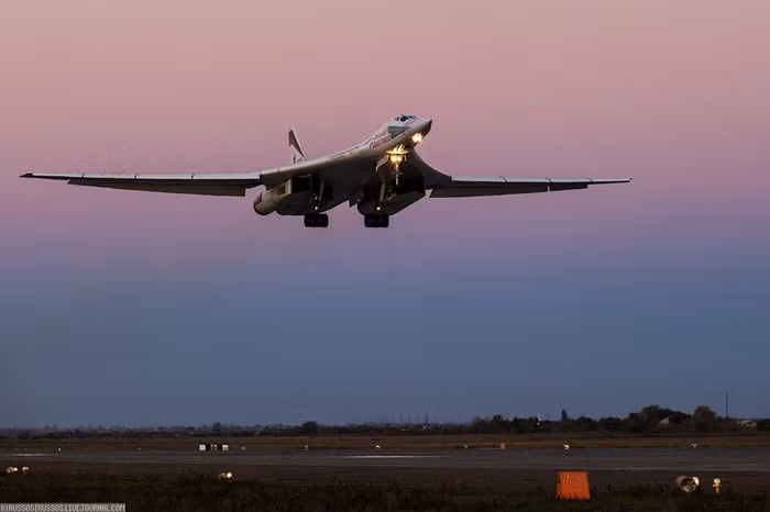 Oanh tạc cơ Tu-160.