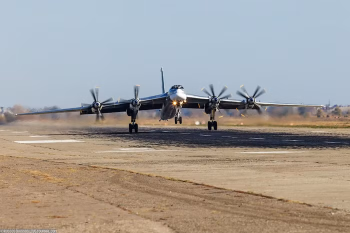 Oanh tạc cơ Tu-95MS.