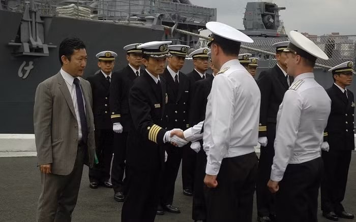 Hình ảnh các chiến hạm Nhật Bản tại quân cảng Vladivostok vào ngày Chủ Nhật (23/9).