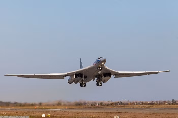 Oanh tạc cơ Tu-160.