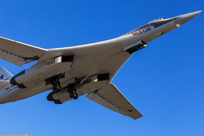 Oanh tạc cơ Tu-160.