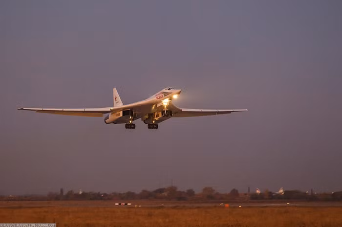 Oanh tạc cơ Tu-160.