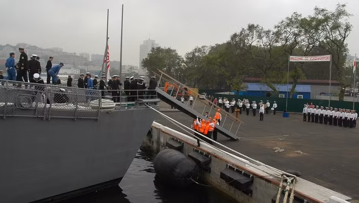 Mục đích của chuyến thăm lần này là nhằm tăng cường mối quan hệ hữu nghị hợp tác giữa lực lượng hải quân hai nước trong đó có việc tiến hành cuộc tập trận chung Nga-Nhật chống cướp biển.Chỉ huy Hạm đội Thái Bình Dương Tướng Igor Smolyak đã dẫn đầu doàn đại biểu Nga đã có mặt để đón tiếp các vị khách Nhật Bản tại quân cảng Vladivostok.