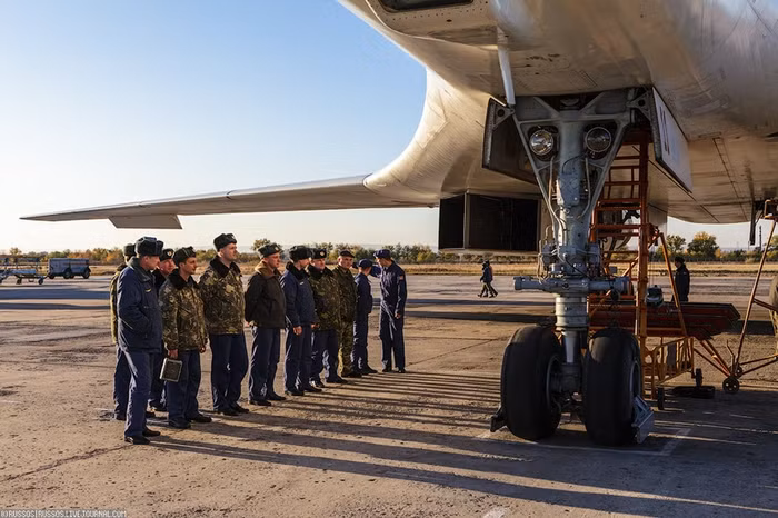 Oanh tạc cơ Tu-160.