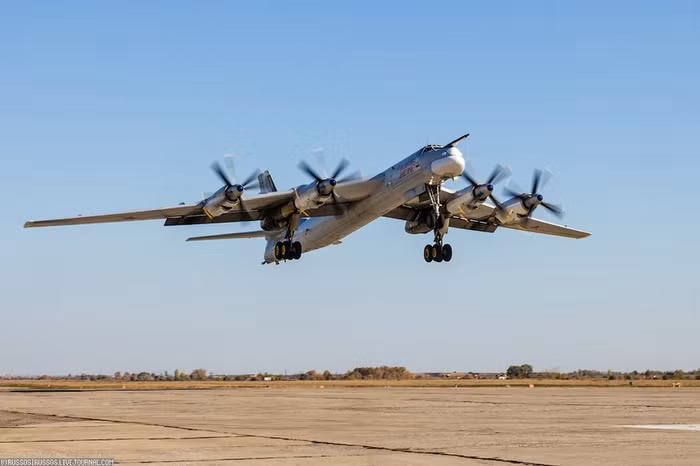 Oanh tạc cơ Tu-95MS.