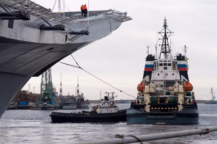 Tàu sân bay INS Vikramaditya có lượng giãn nước 45.000 tấn, chiều dài 283 m, rộng 31 m, mướn nước 8,2 m. Tàu có thể mang 16 máy bay chiến đấu Mig-29K và trực thăng chống ngầm Ka-28 hoặc Ka-31. Hệ thống điện tử của INS Vikramaditya dựa trên hệ thống radar mạng pha đa chức năng, kết hợp với trực thăng chỉ huy và cảnh báo sớm trên không AEW. Trong ảnh là Vikramaditya được buộc dây kéo để kéo về bến tàu.