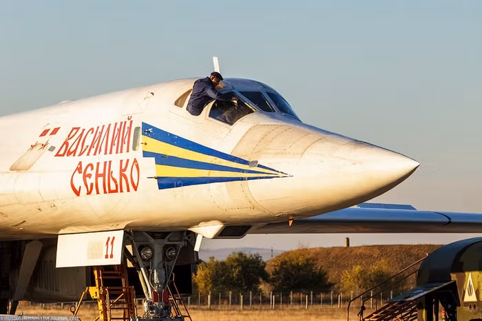 Oanh tạc cơ Tu-160.