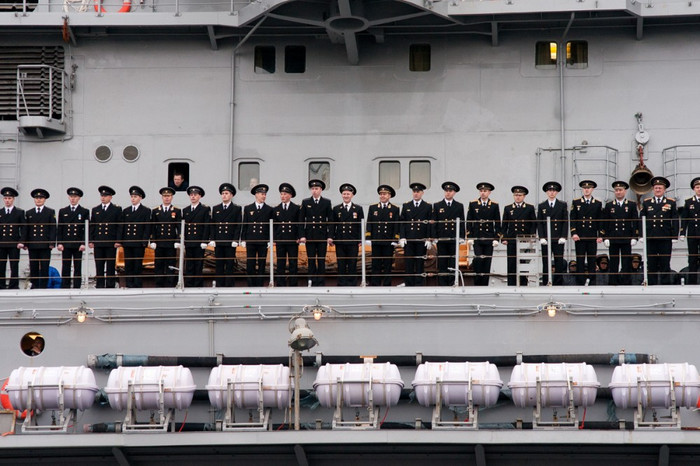 Hình ảnh tại bến tàu của nhà máy Sevmash khi tàu sân bay Vikramaditya trở về sau quá trình thử nghiệm trên biển. Hình ảnh tại bến tàu của nhà máy Sevmash khi tàu sân bay Vikramaditya trở về sau quá trình thử nghiệm trên biển.