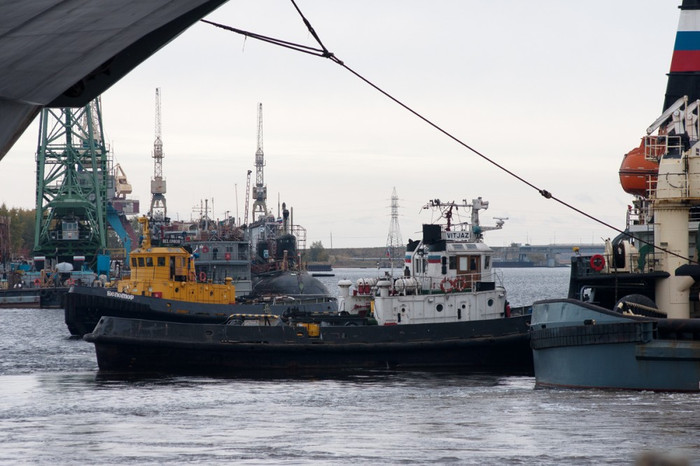 Trong tháng 3 vừa qua, Hải quân Nga và Ấn Độ đã bắt đầu giai đoạn thử nghiệm trong cảng với tàu sân bay INS Vikramaditya và đầu tháng 6 đã tiến ra Bạch Hải để thử nghiệm trên biển. Trong ảnh là Vikramaditya được buộc dây kéo để kéo về bến tàu. Trong tháng 3 vừa qua, Hải quân Nga và Ấn Độ đã bắt đầu giai đoạn thử nghiệm trong cảng với tàu sân bay INS Vikramaditya và đầu tháng 6 đã tiến ra Bạch Hải để thử nghiệm trên biển. Trong ảnh là Vikramaditya được buộc dây kéo để kéo về bến tàu.