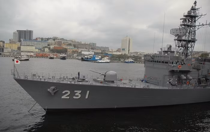 Hình ảnh các chiến hạm Nhật Bản tại quân cảng Vladivostok vào ngày Chủ Nhật (23/9).