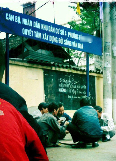 "...khẩn thiết đề nghị các quý ông không đái bậy ở..." "...khẩn thiết đề nghị các quý ông không đái bậy ở..."