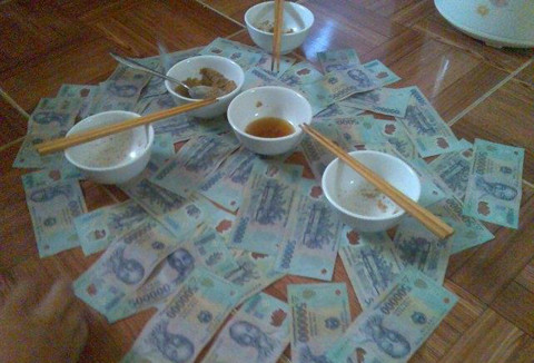 Bữa cơm thời bão giá. Bữa cơm thời bão giá.