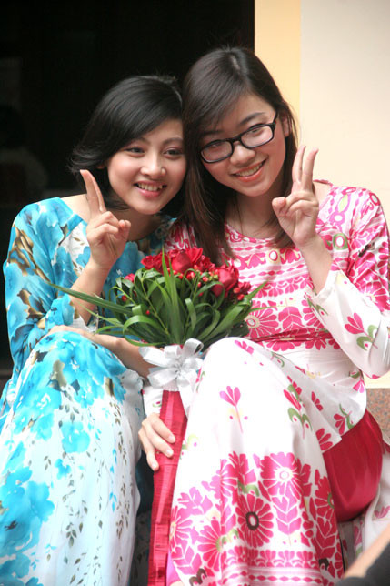 Các nữ sinh của khoa Đầu tư (ĐH Kinh tế Quốc dân) lại chọn cho mình cách ghi dấu sự có mặt tại ngôi trường giàu truyền thống hàng đầu cả nước bằng một bộ ảnh trẻ trung, tinh nghịch.