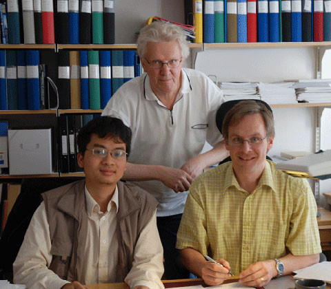 PGS Phạm Hoàng Hiệp (ngồi bên trái) với thầy giáo và đồng sự nước ngoài. PGS