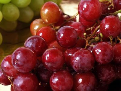 Nho: Thành phần hóa học resveratrol có trong vỏ quả nho, đặc biệt là nho màu đỏ có thể ngăn chặn được enzyme cyclooxygenase (COX). Các loại trái cây trên có tác dụng giống như thuốc giảm đau và các loại dược phẩm kháng viêm khác. Nhưng việc ăn nho còn một lợi ích khác: giống như thuốc giảm đau, resveratrol làm cản trở COX-2 gây viêm và đau, nhưng không giống thuốc giảm đau nó không cản trở COX-1, loại enzyme hỗ trợ làm lành vết thương ở dạ dày.