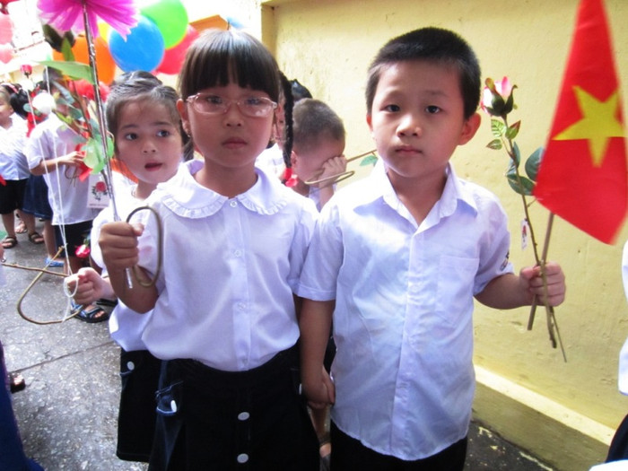 "Tay nắm chặt tay, mình sẽ là đôi bạn cùng tiến trong năm học tới nhé!" "Tay nắm chặt tay, mình sẽ là đôi bạn cùng tiến trong năm học tới nhé!"