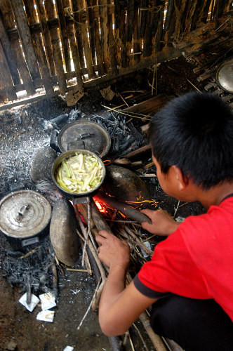 Một em học sinh ở Loóng Luông - Sơn La nói rất hồn nhiên: "Đi học mà bụng đói cồn cào, con chữ thầy cô cho nó cứ nhày múa rồi chạy ra khỏi đầu lúc nào không biết" Một em học sinh ở Loóng Luông - Sơn La nói rất hồn nhiên: "Đi học mà bụng đói cồn cào, con chữ thầy cô cho nó cứ nhày múa rồi chạy ra khỏi đầu lúc nào không biết"