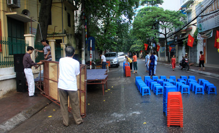 Trường Tiểu học Bà Triệu phải đón khai giảng trên... đường phố. Ảnh: VTC Trường Tiểu học Bà Triệu phải đón khai giảng trên... đường phố. Ảnh: VTC