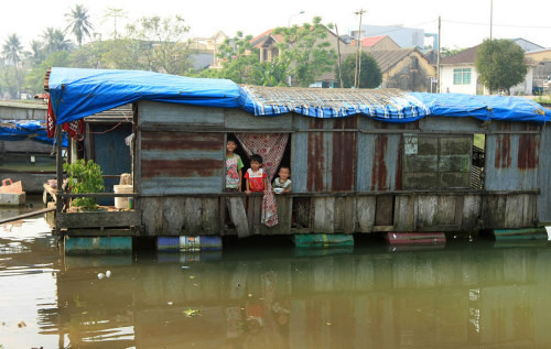Những đứa trẻ xóm vạn đò thì chẳng bao giờ dám nghĩ đến cái chữ Những đứa trẻ xóm vạn đò thì chẳng bao giờ dám nghĩ đến cái chữ