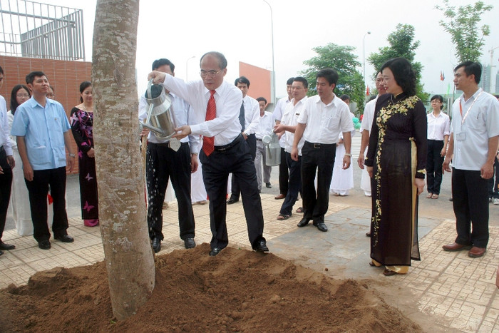 Chủ tịch Quốc hội Nguyễn Sinh Hùng và các vị đại biểu trồng cây lưu niệm tại trường.