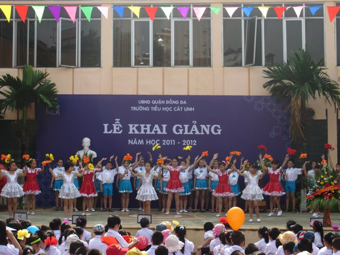 Không những học tập tốt, mà còn múa hát hay... Không những học tập tốt, mà còn múa hát hay...