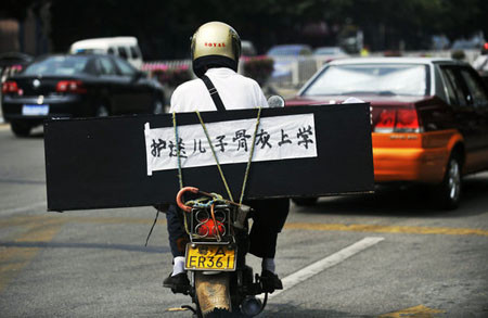 Tro cốt của người con trai được ông bố cho vào thùng, cột chặt sau xe và chở đến trường Tro cốt của người con trai được ông bố cho vào thùng, cột chặt sau xe và chở đến trường