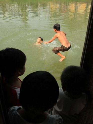 Con sông tuổi thơ cứ thế trôi qua, những đứa trẻ này không có giấy khai sinh, và cũng chẳng biết trường học là gì Con sông tuổi thơ cứ thế trôi qua, những đứa trẻ này không có giấy khai sinh, và cũng chẳng biết trường học là gì