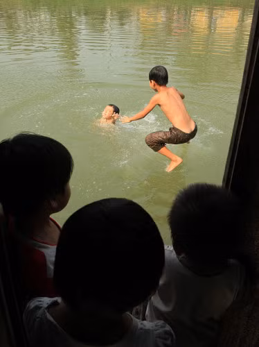 Con sông tuổi thơ cứ thế trôi qua, những đứa trẻ này không có giấy khai sinh, và cũng chẳng biết trường học là gì