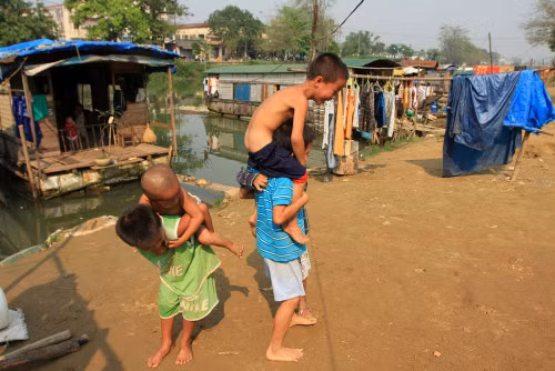 Cái khoảng đất “ngụ cư” ven sông chật thôi cũng đã là một ước mơ đối với trẻ em ở xóm vạn đò suốt đời lênh đênh.