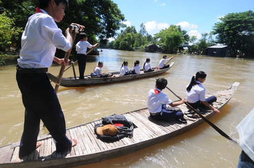 Tại huyện đầu nguồn lũ An Phú (An Giang), ngày khai giảng ở ba xã giáp biên giới với nước bạn Campuchia có trên 900 học sinh là con em Việt kiều đi xuồng, đò để đến trường. Ảnh: Tuổi Trẻ Tại huyện đầu nguồn lũ An Phú (An Giang), ngày khai giảng ở ba xã giáp biên giới với nước bạn Campuchia có trên 900 học sinh là con em Việt kiều đi xuồng, đò để đến trường. Ảnh: Tuổi Trẻ