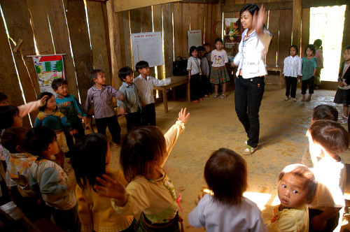 Tuy không có cờ hoa, có tiếng trống trường, nhưng các em vẫn đón khai giảng như nhiều bạn nhỏ trên cả nước! Tuy không có cờ hoa, có tiếng trống trường, nhưng các em vẫn đón khai giảng như nhiều bạn nhỏ trên cả nước!