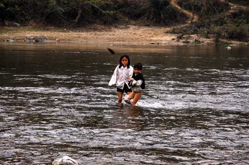 Đường đến trường của học sinh vùng cao ở Cao nguyên Dào San (Lai Châu). "Vắt quần lên vai thế này cho khỏi ướt!"