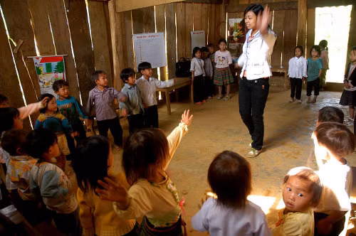 Tuy không có cờ hoa, có tiếng trống trường, nhưng các em vẫn đón khai giảng như nhiều bạn nhỏ trên cả nước!