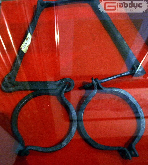 Xiềng xích thực dân Pháp dùng để xích chân các chiến sĩ Cách mạng bị giam trong nhà tù Hỏa Lò, Hà Nội năm 1932. Xiềng xích thực dân Pháp dùng để xích chân các chiến sĩ Cách mạng bị giam trong nhà tù Hỏa Lò, Hà Nội năm 1932.