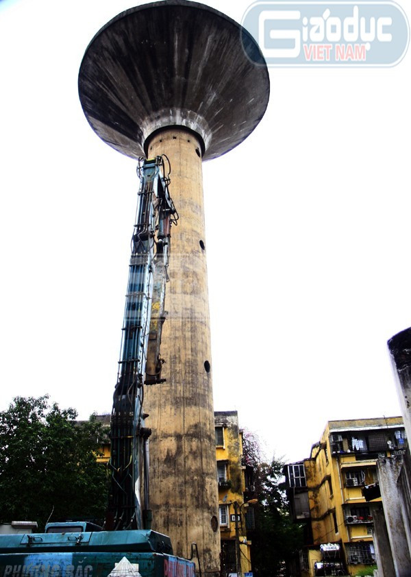 Với chiều cao 58,4m tương đương một tòa nhà 12 tầng tháp nước Trung Tự thuộc địa phận phường Trung Tự, quận Đống Đa, Hà Nội được xây dựng năm 1976 với mục đích cung cấp nước sạch cho người dân phường Trung Tự. Tuy nhiên tháp nước đã bị nghiêng, rung, ngấm nước khi mới đưa vào sử dụng và phải ngừng hoạt động vĩnh viễn. Vừa qua, công trình "thế kỷ" của Hà Nội này đã bị tháo dỡ và đương nhiên sẽ không còn ai có cơ hội được nhìn Hà Nội từ trên cao ở tháp nước này nữa...