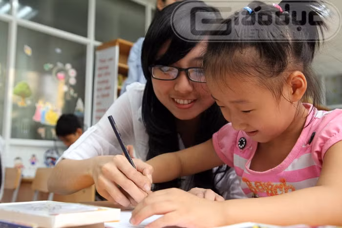 Nguyên Tâm cũng rất có năng khiếu vẽ để hướng dẫn các em nhỏ