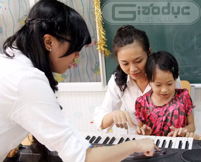 Vốn khá hiểu biết về âm nhạc, Phan Lê Vũ Nguyên Tâm đã cùng Hồ Thị Phương Thảo dạy bé gái học đàn
