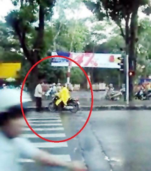 Rất nhiều người dân, dù biết đường ngược chiều vẫn cố tình đi vào. Mỗi lần dừng xe người đi đường, ông Tây rất lịch sự nhắc nhở: "Bạn đã đi vào đường ngược chiều, xin hãy quay lại, cảm ơn!” BẤM VÀO ĐÂY XEM VIDEO ÔNG TÂY CHẶN XE, YÊU CẦU ĐI ĐÚNG LÀN ĐƯỜNG TẠI THỦ ĐÔ HÀ NỘI