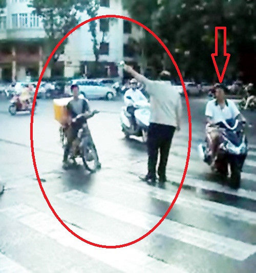 Có nhiều người đi xe tay ga đắt tiền vẫn thản nhiên đi ngược chiều và ném ánh mắt thờ ơ về phía ông Long BẤM VÀO ĐÂY XEM VIDEO ÔNG TÂY CHẶN XE, YÊU CẦU ĐI ĐÚNG LÀN ĐƯỜNG TẠI THỦ ĐÔ HÀ NỘI