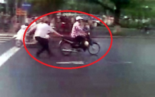 Nhiều trường hợp ông Long phải chạy cả theo chiếc xe đi ngược chiều để kéo lại BẤM VÀO ĐÂY XEM VIDEO ÔNG TÂY CHẶN XE, YÊU CẦU ĐI ĐÚNG LÀN ĐƯỜNG TẠI THỦ ĐÔ HÀ NỘI