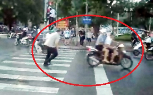 Hình ảnh đáng xấu hổ BẤM VÀO ĐÂY XEM VIDEO ÔNG TÂY CHẶN XE, YÊU CẦU ĐI ĐÚNG LÀN ĐƯỜNG TẠI THỦ ĐÔ HÀ NỘI