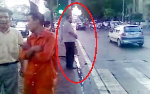 Ông Long đơn độc khi chặn những người cố tình đi ngược chiều phải đi đúng đường. Trong khi những người dân đứng ngay cạnh đó tỏ thái độ thờ ơ lạnh lùng. BẤM VÀO ĐÂY XEM VIDEO ÔNG TÂY CHẶN XE, YÊU CẦU ĐI ĐÚNG LÀN ĐƯỜNG TẠI THỦ ĐÔ HÀ NỘI