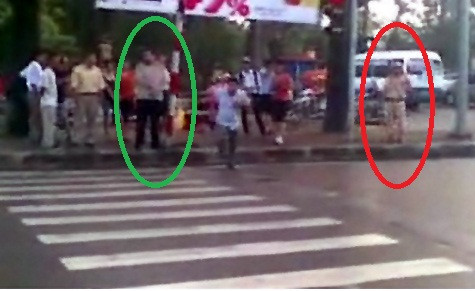 Cuối cùng đã có một đồng chí cảnh sát giao thông xuất hiện... BẤM VÀO ĐÂY XEM VIDEO ÔNG TÂY CHẶN XE, YÊU CẦU ĐI ĐÚNG LÀN ĐƯỜNG TẠI THỦ ĐÔ HÀ NỘI