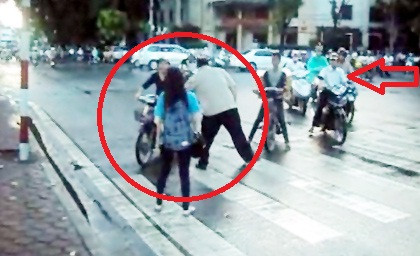 Ông Long khá vất vả vì chặn bên này, bên kia người khác vượt BẤM VÀO ĐÂY XEM VIDEO ÔNG TÂY CHẶN XE, YÊU CẦU ĐI ĐÚNG LÀN ĐƯỜNG TẠI THỦ ĐÔ HÀ NỘI