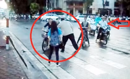 Ông Long khá vất vả vì chặn bên này, bên kia người khác vượt BẤM VÀO ĐÂY XEM VIDEO ÔNG TÂY CHẶN XE, YÊU CẦU ĐI ĐÚNG LÀN ĐƯỜNG TẠI THỦ ĐÔ HÀ NỘI