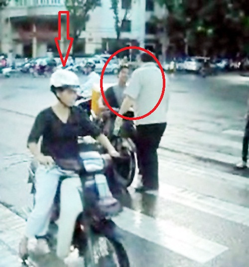 Không chỉ đàn ông mà ngay cả những người phụ nữ lớn tuổi cũng chứng tỏ mình có ý thức quá kém, tranh thủ vượt qua ông Long để tiếp tục đi ngược chiều BẤM VÀO ĐÂY XEM VIDEO ÔNG TÂY CHẶN XE, YÊU CẦU ĐI ĐÚNG LÀN ĐƯỜNG TẠI THỦ ĐÔ HÀ NỘI