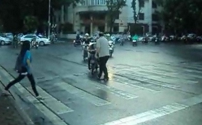 Ông Tây tên Long chặn xe, phân làn đường vẫn đang là đề tài nóng bỏng Ông Tây tên Long chặn xe, phân làn đường vẫn đang là đề tài nóng bỏng