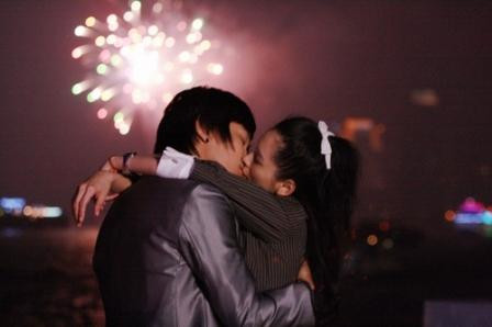 Kim Jung Ho là một thương gia trẻ tuổi, quyết định sang làm việc tại Thượng Hải để có cơ hội gặp lại mối tình đầu Minh Minh - giờ đã là một ngôi sao ca nhạc nổi tiếng.