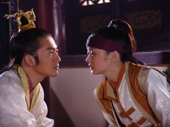 Từ đây, giữa hai người phát triển mối tình sâu đậm, vượt qua mọi mưu đồ và những cuộc nổi loạn trong triều đình....